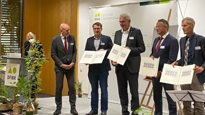 AG Rohholz erhält Sonderbriefmarke „Wald ist Klimaschutz“