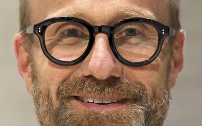 Manuel Grün lädt ein zum Innenausbaublock auf dem Deutschen Holzbau Kongress